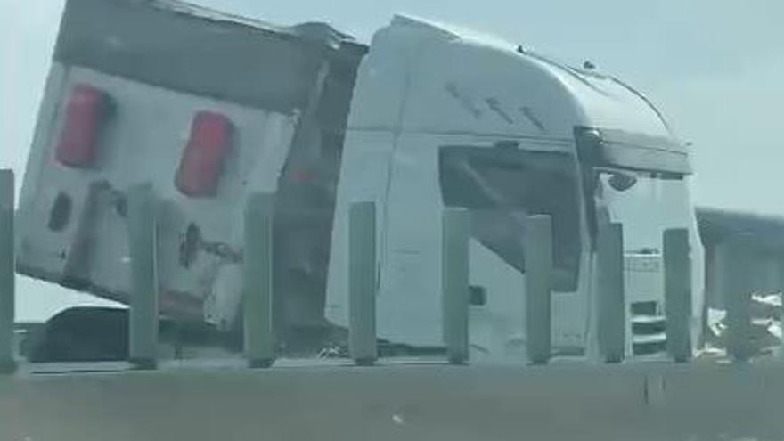 Un camión se estrella en el viaducto de Buñol