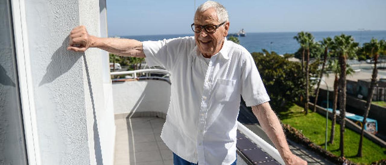 El escultor Martín Chirino, en el salón de su domicilio.