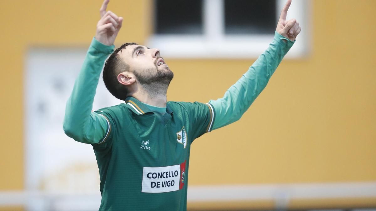 Chiqui, celebrando un gol con el Coruxo.
