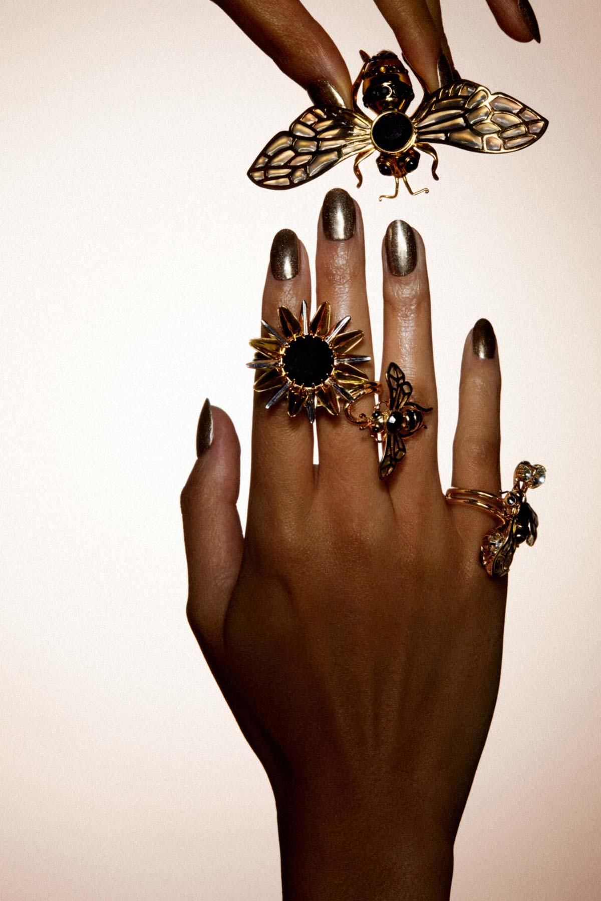 Anillos y broche con formas de abejas y girasoles de la colección Elie Top x Zara