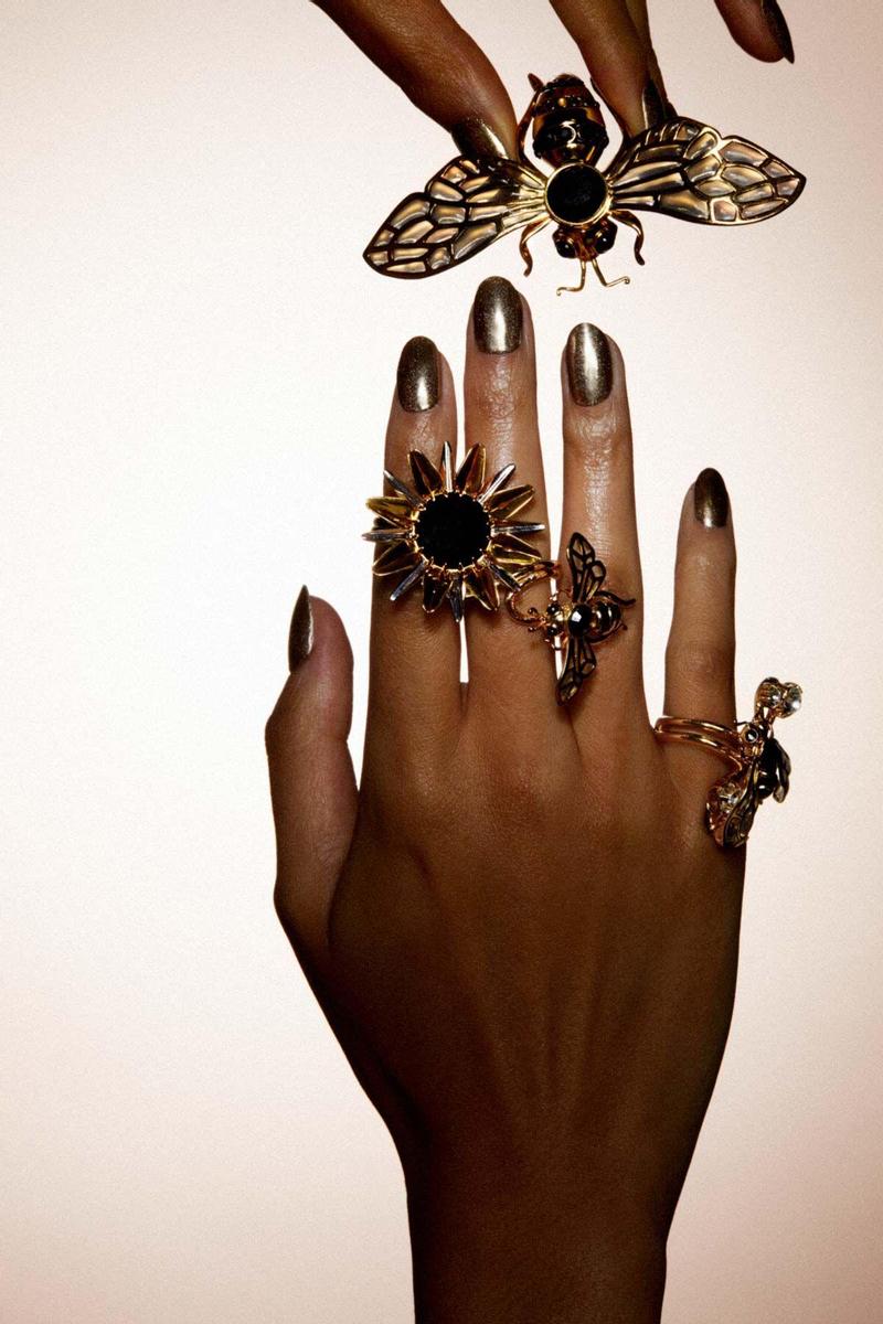 Anillos y broche con formas de abejas y girasoles de la colección Elie Top x Zara