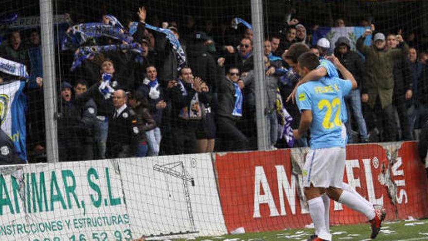 Sanchón y Míchel festejan junto a la grada que acogió a la afición del Hércules en el Cartagonova.