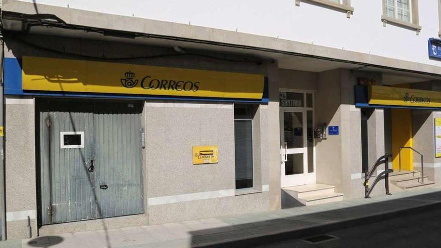 El portalón de acceso al almacén de Correos y Telégrafos se encuentra en la calle Castelao. // Muñiz