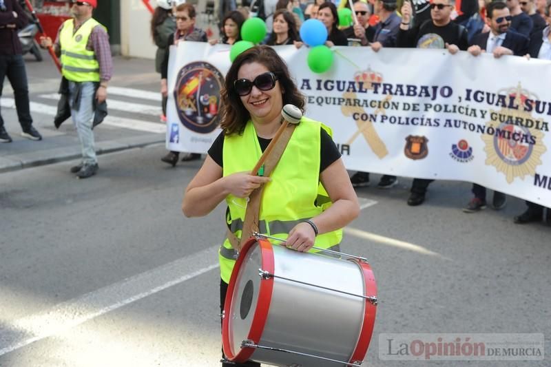 Miles de policías claman en Murcia para exigir "equiparación real" de sus salarios