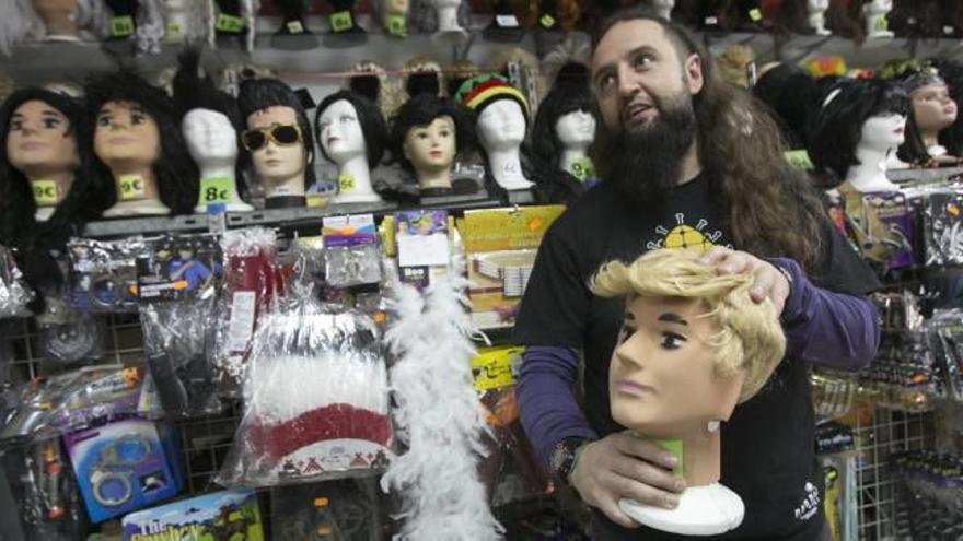 En esta tienda de Alicante se venden hasta pelucas de Ken para simular el disfraz de Trump.