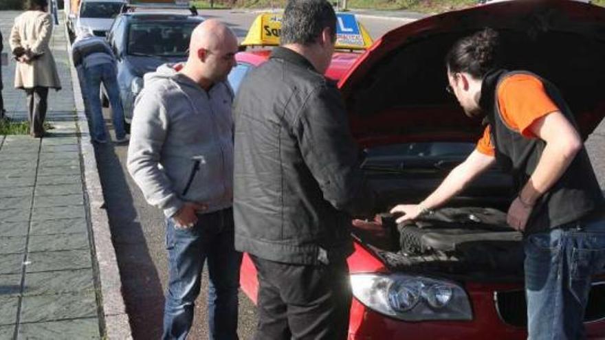 Un alumno de autoescuela muestra sus conocimientos de mecánica en el examen práctico. // J. de Arcos