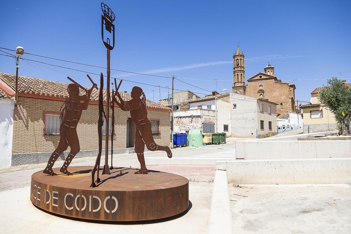 Casco urbano de Codo con su iglesia parroquial al fondo