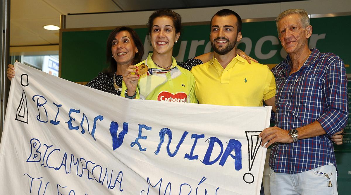 Familiars i amics es retroben a l’aeroport amb la bicampiona mundial de bàdminton.