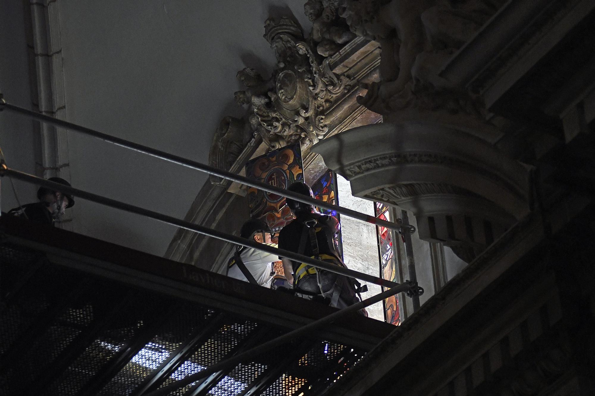 Así han instalado las vidrieras de San Pedro y San Pablo en la Catedral de Murcia
