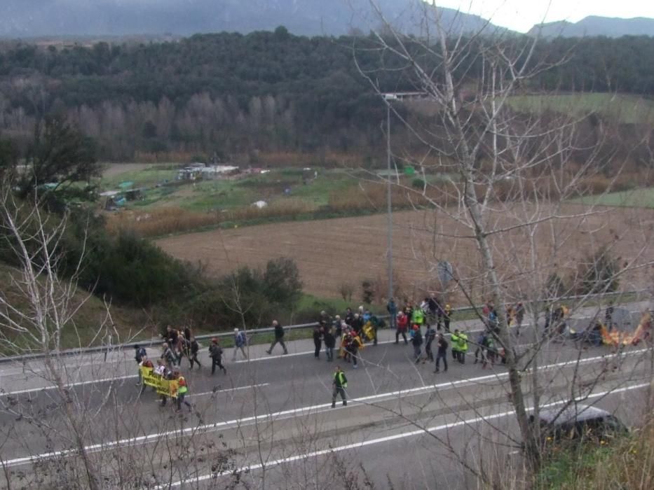 Centenars de persones arriben a Olot amb les "Marxes per la llibertat"