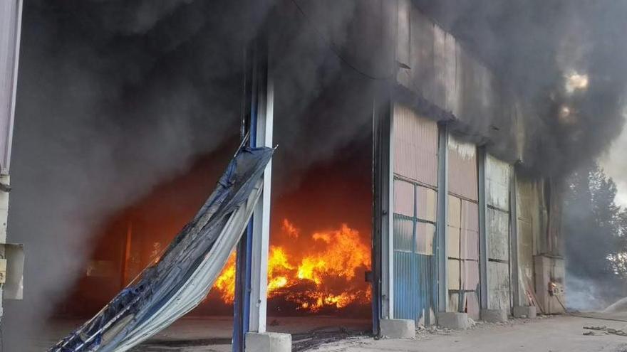 Imagen del incendio en el interior de la planta