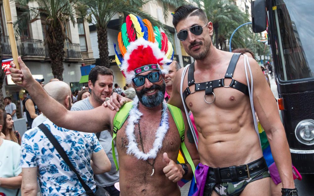 Alicante ondea la bandera del Orgullo LGTBI