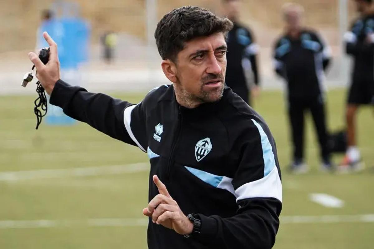 Pablo Hernández da indicaciones a sus futbolistas durante un entrenamiento del Castellón de la 2025-2026.