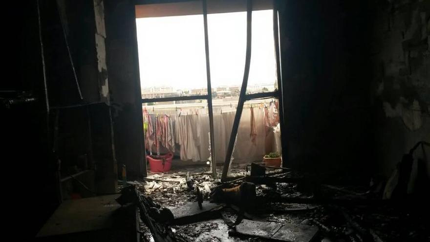 Un incendio provocado por un brasero calcina un piso en Son Cladera