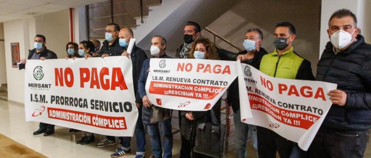 Los trabajadores de Mersant que realizan labores de seguridad en el ISM de Bamio acudieron esta semana al pleno de Vilagarcía.