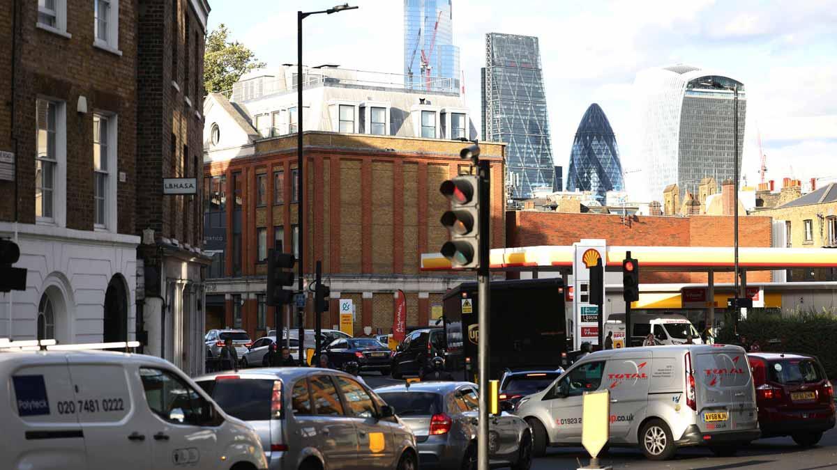 Cola de vehículos para repostar gasolina en una estación de servicio en Londres.