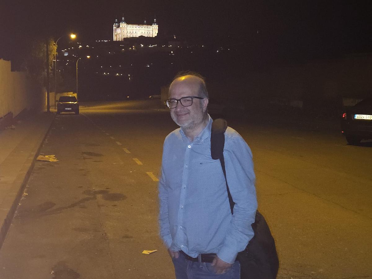 El autor de este artículo, con el Alcázar de Toledo de fondo al salir del pabellón Javier Casado.