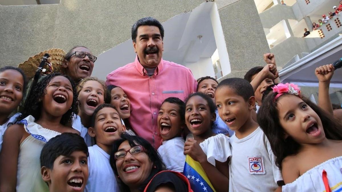 Nicolás Maduro en un acto con niños de familias pobres en el palacio de Miraflores.