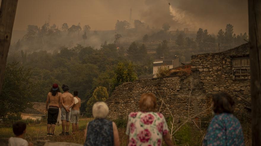 El fuego en Valdeorras se recrudece mientras las llamas de Portugal ya saltan a Galicia