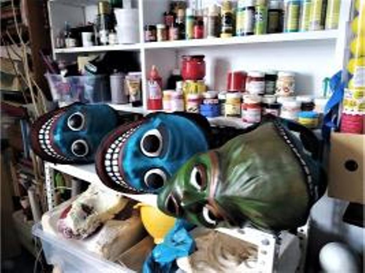 Antía Ferrer Lendoyro, artesana del papel y cartón piedra