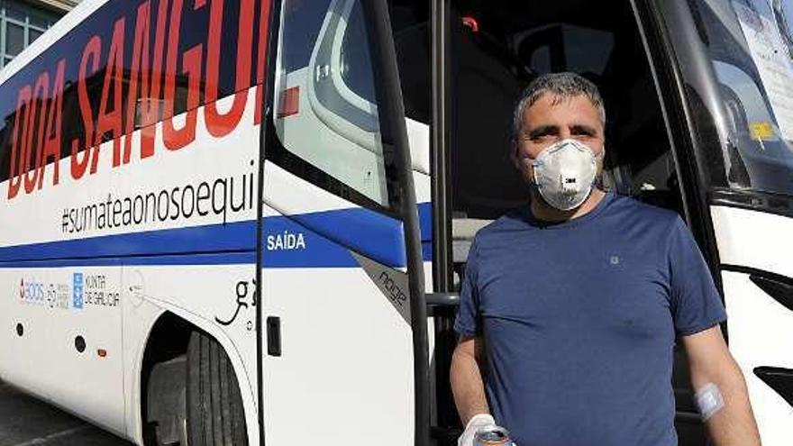 Un cruceño, ayer, tras donar sangre en Vila de Cruces. // Bernabé / J.Lalín