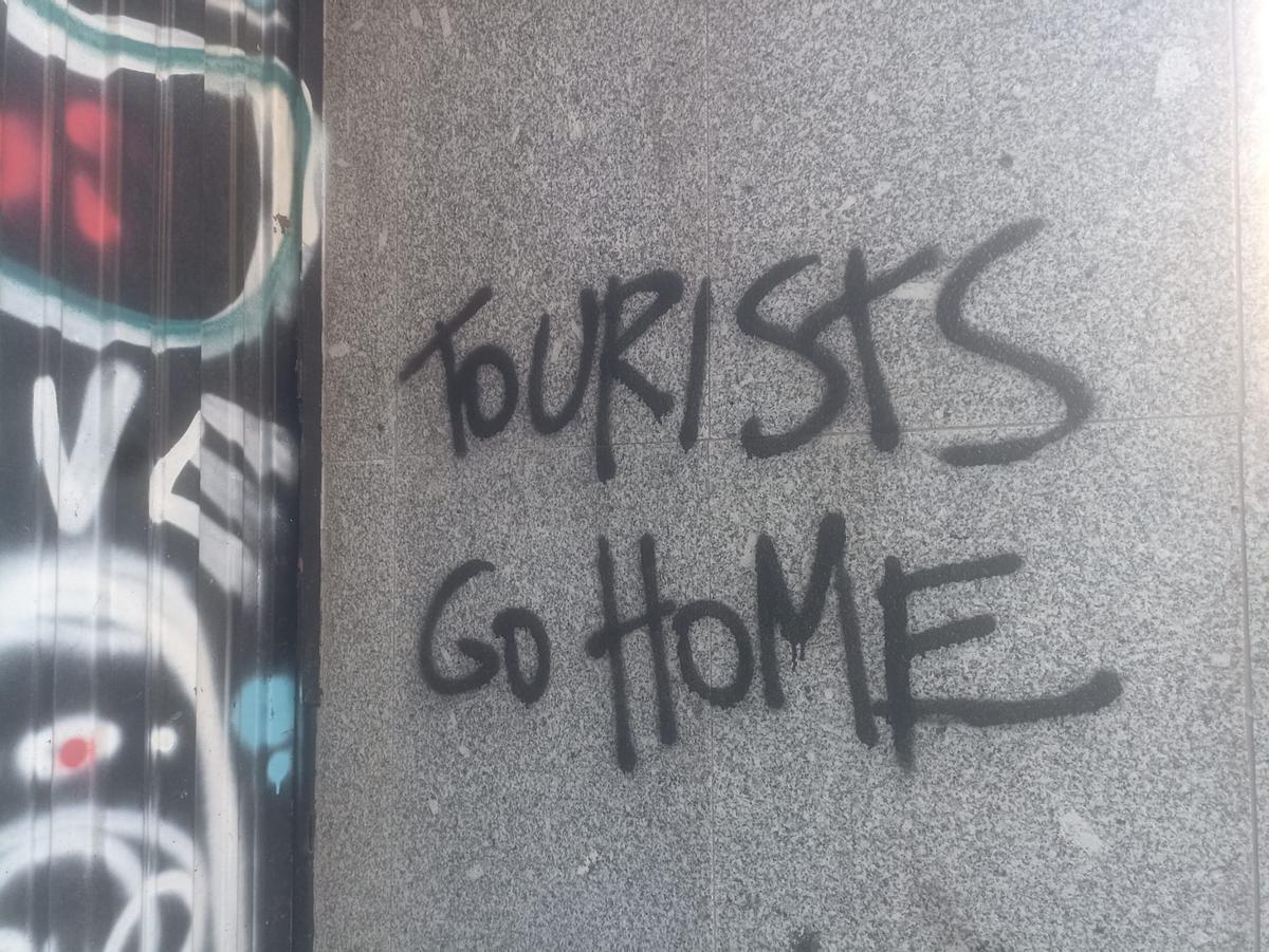 Pintada contra las llegadas de turistas en el centro de Madrid.