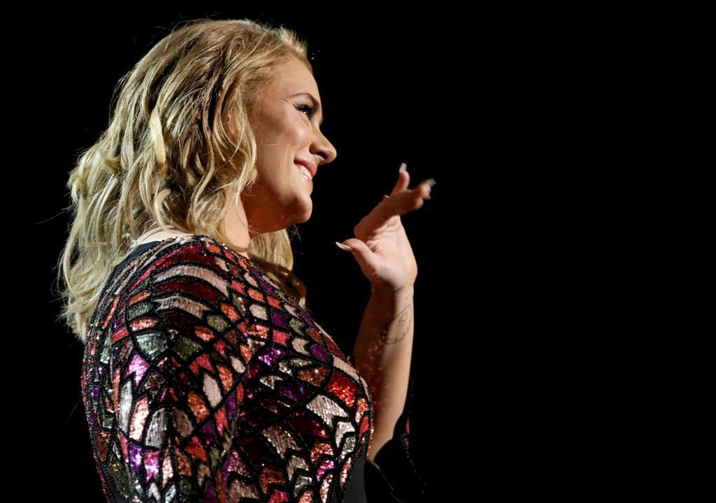 Adele con pelo suelto en los Grammy