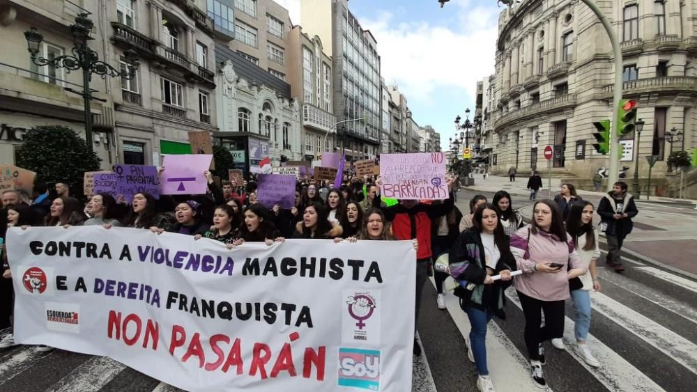 Las jóvenes viguesas se ponen en pie: "Tú, machista, estás en nuestra lista". // Marta G. Brea | Borja Melchor