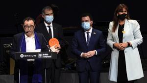 Sergi Belbel, tras recibr el premio Sant Jordi en la Nit de Santa Llúcia, junto a Cuixart, Aragonés y Laura Borràs. 