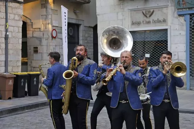Les imatges de l'espectacle de carrer Fantasies Kikiristaneses dins el cicle Nit d'estiu del Caixaforum