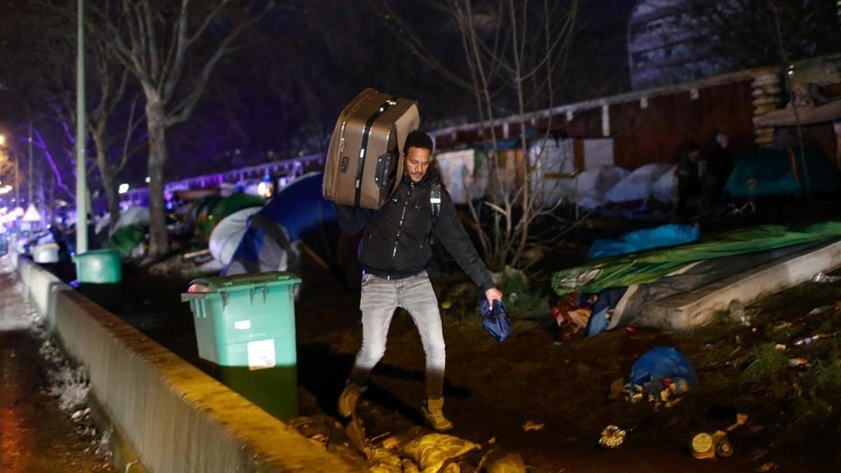 desmantelan campamento de refugiados en parís