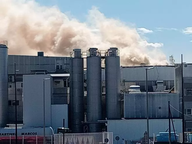 Un incendio afecta a la factoría de Dulcesol en Gandia