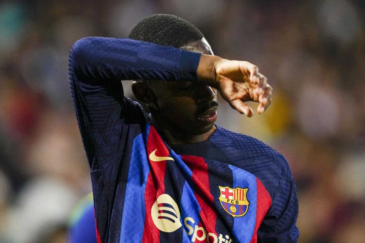 BARCELONA 02/05/2023.- El delantero francés del FC Barcelona, Ousmane Dembélé, durante el partido correspondiente a la jornada 33 de LaLiga Santander que disputan FC Barcelona y CA Osasuna este martes en el Spotify Camp Nou de la Ciudad Condal. EFE/ Enric Fontcuberta. barça. liga españa 2022/2023 barça . osasuna. accion 2022/2023. camp nou