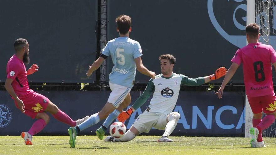 Iván Villar defiende su portería. // RC Celta