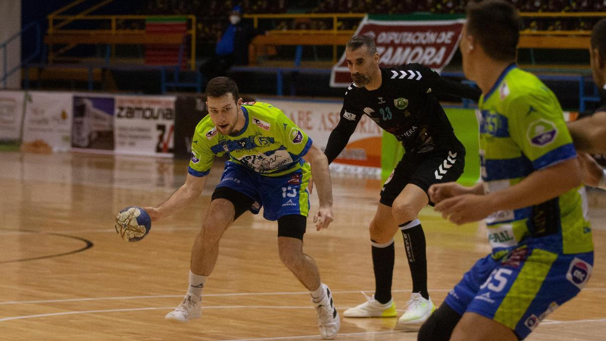 Raúl Maide con el balón en el choque ante Antequera