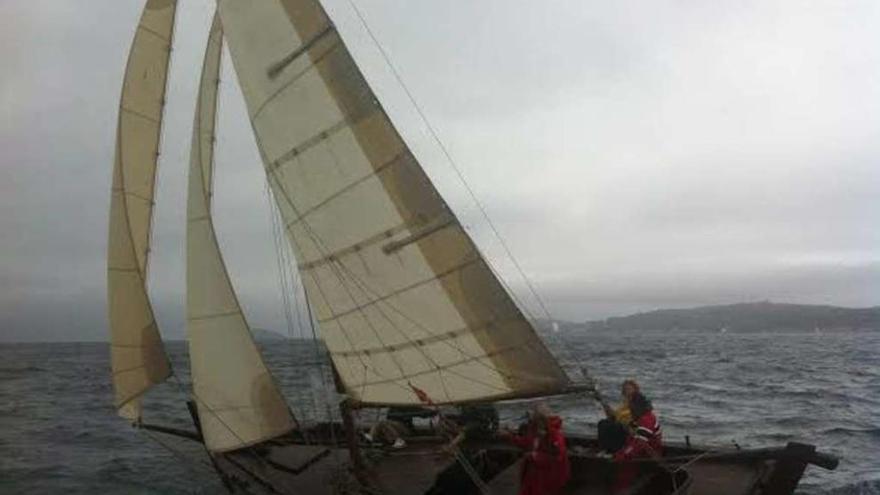 La dorna &quot;Irmandiña&quot; en plena regata. // FDV