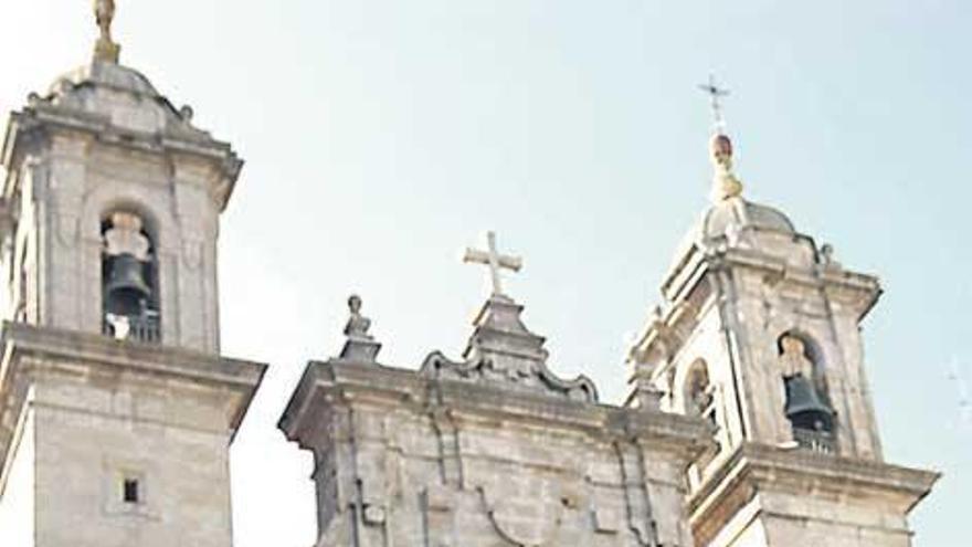 Narciso de Gabriel, ante la iglesia coruñesa de San Jorge.