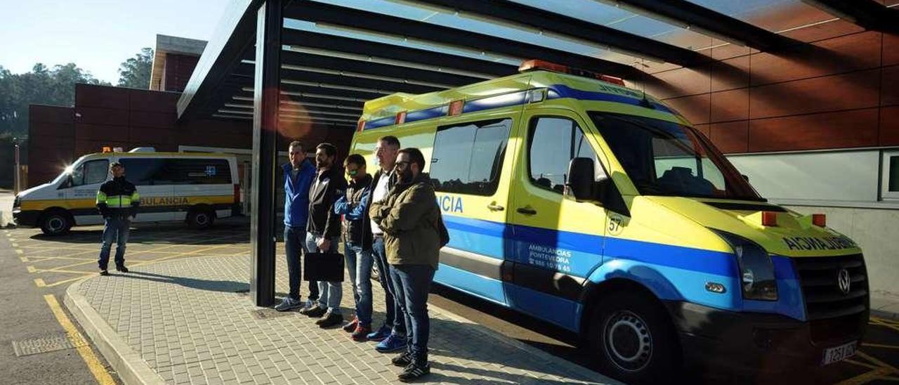 Ambulancias ante el nuevo bloque de urgencias del Hospital Comarcal do Salnés. // Iñaki Abella