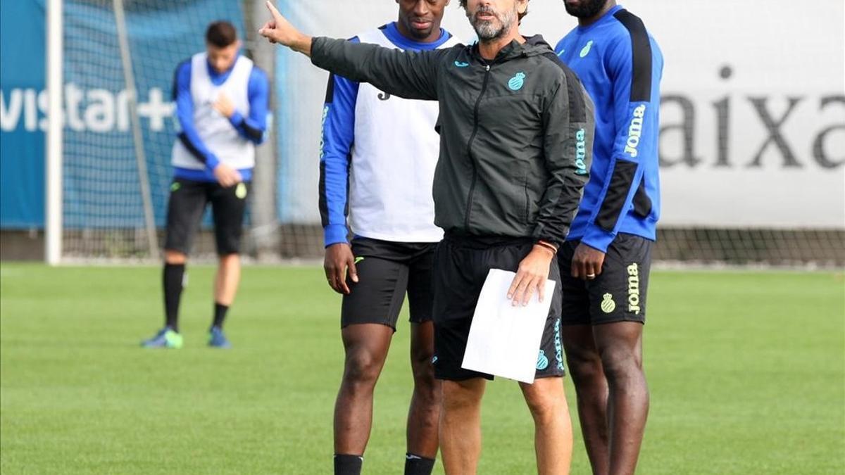 Quique Sánchez Flores, ante Diop y Caicedo durante el entrenamiento de este viernes