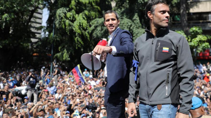 Juan Guaidó, megáfono en mano, y Leopoldo López en la plaza Altamira dirigiéndose a los manifestantes.