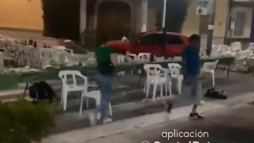 Un coche arrolla las sillas de una celebración en las calles de Montserrat