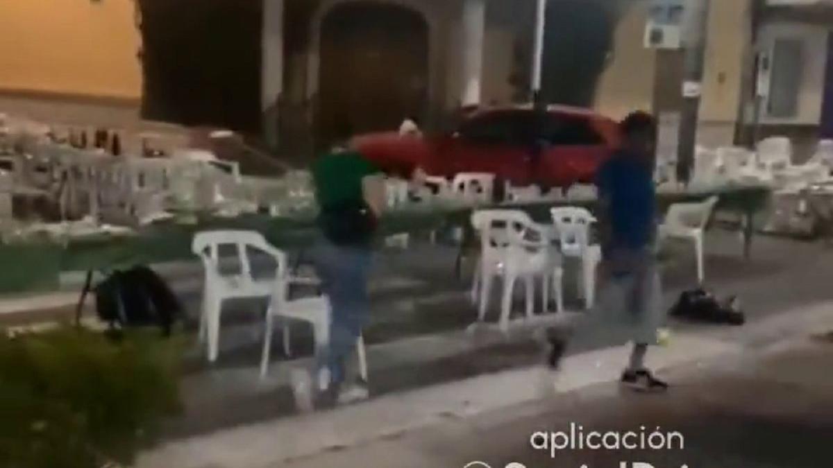 Un vehículo arrolla las sillas y mesas de una celebración en las calles de Montserrat-