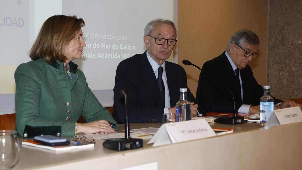 El presidente del CES, Antón Costas, junto a la secretaria general de Pesca, Isabel Artime, y el presidente del CES Galicia, Manuel Pérez.