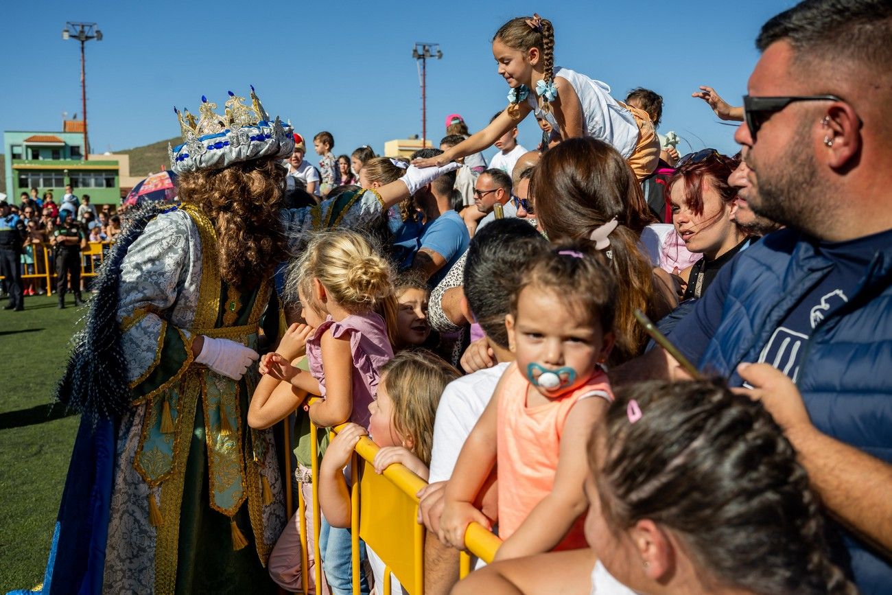 Miles de personas llenan de ilusión el Estadio de Barrial en la llegada de los Reyes Magos