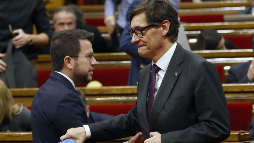 El president de la Generalitat, Pere Aragonès,  amb el líder del PSC, Salvador Illa, ahir al Parlament. | TONI ALBIR / EFE
