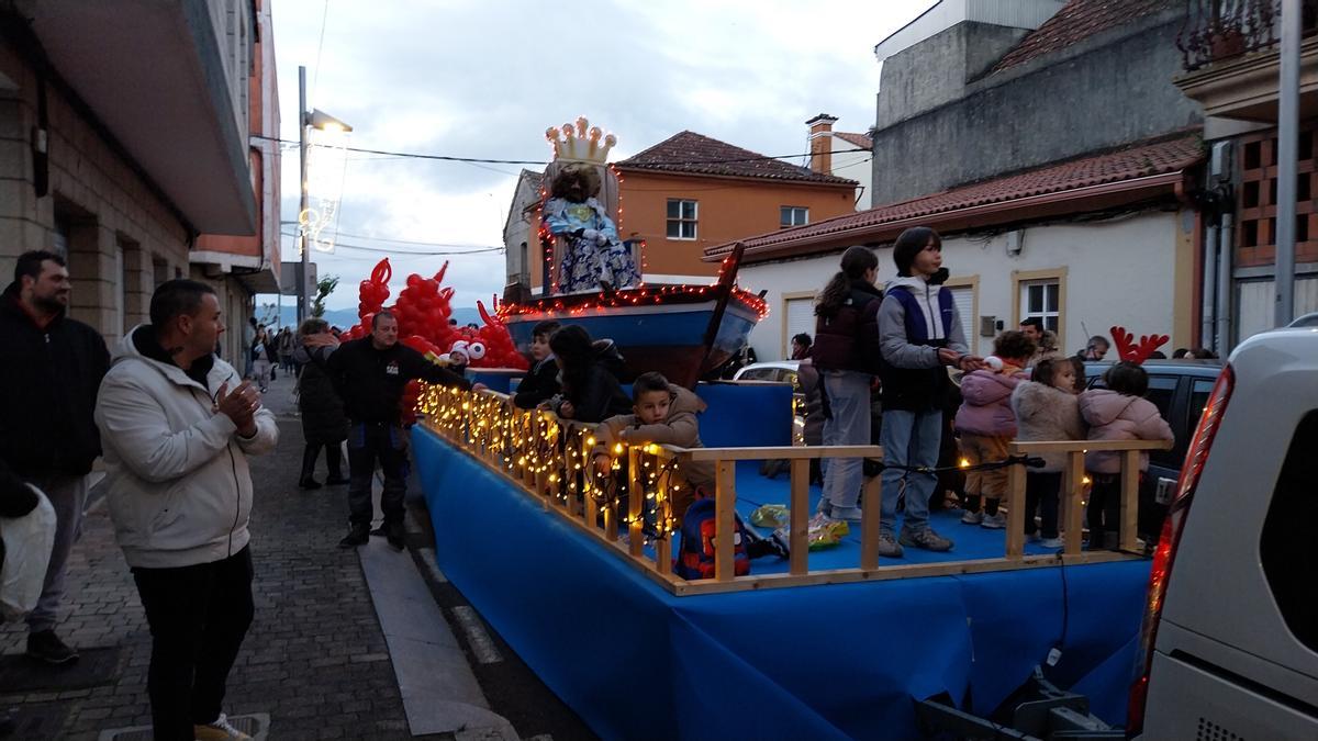 La cabalgata de los Reyes Magos por Bueu a bordo de barcos tradicionales