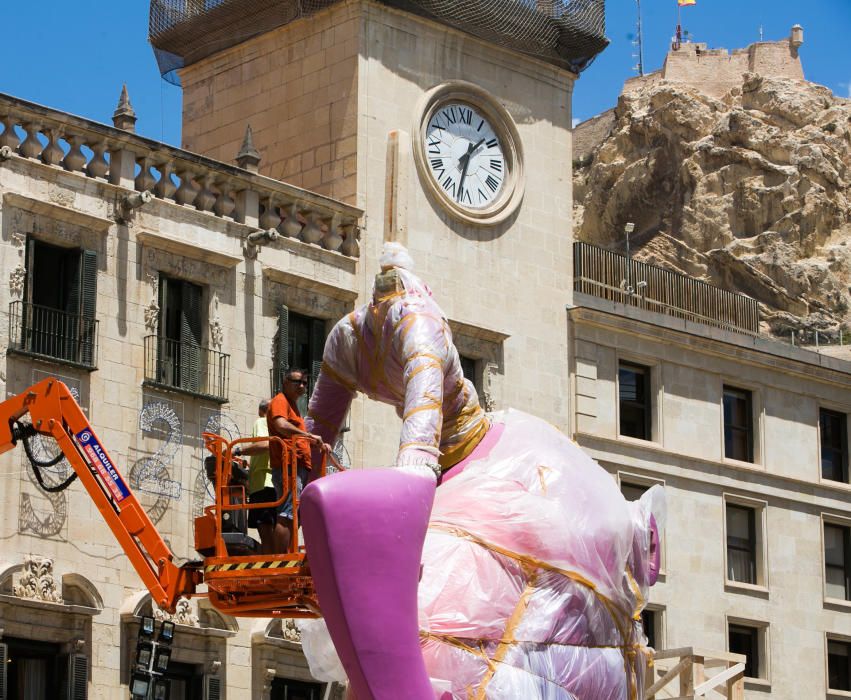 Piezas de la Hoguera Oficial en la plaza del Ayuntamiento