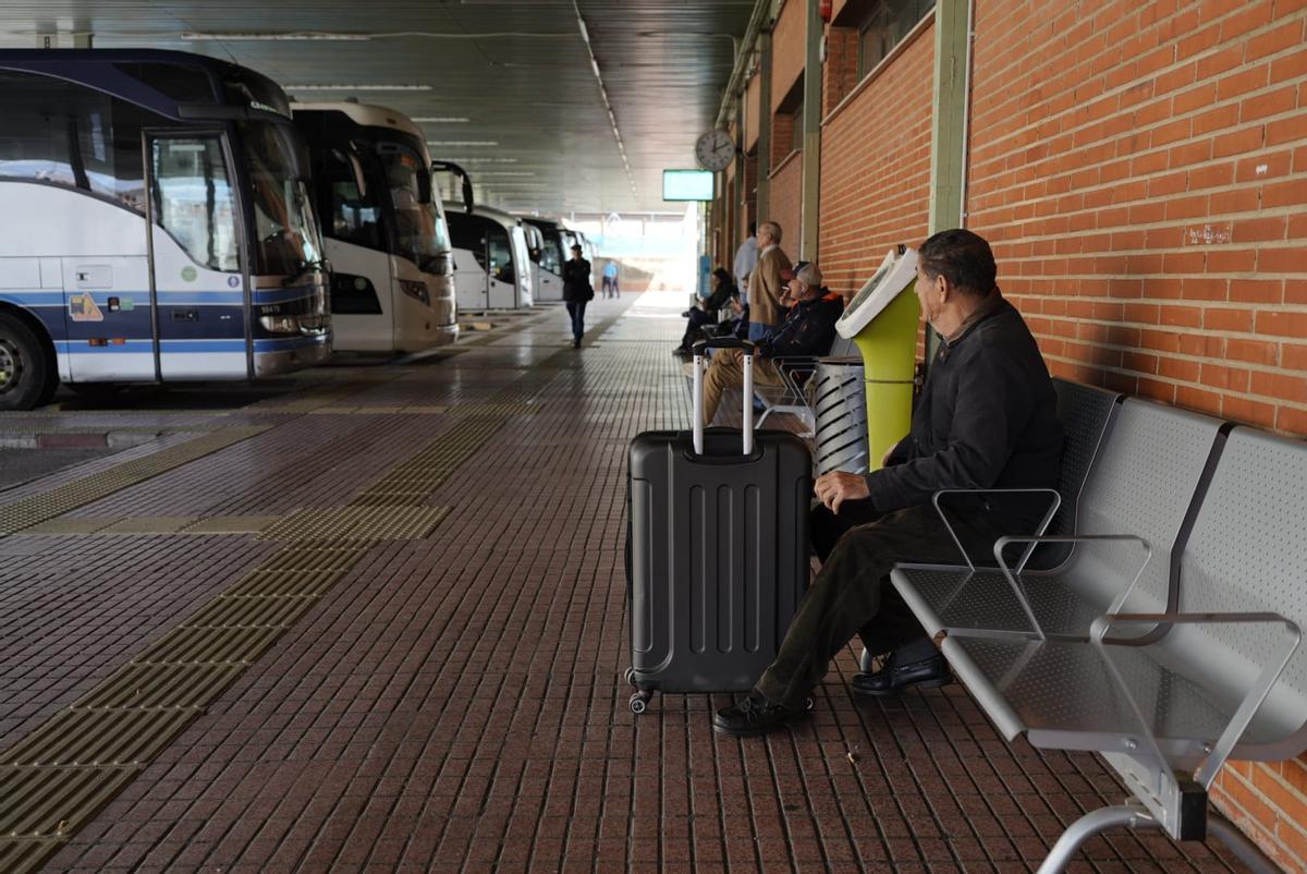 Viajeros en la estación de autobuses de la capital extremeña.