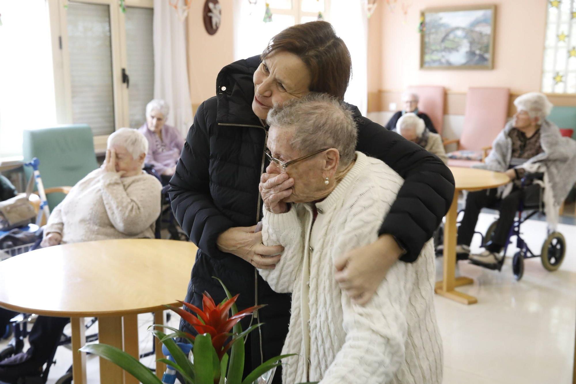 En imágenes: Visita de Carmen Moriyón a los centenarios gijoneses