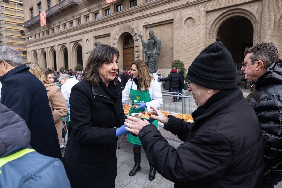 En imágenes | EL PERIÓDICO DE ARAGÓN reparte 20.000 raciones de roscón en la plaza del Pilar por San Valero